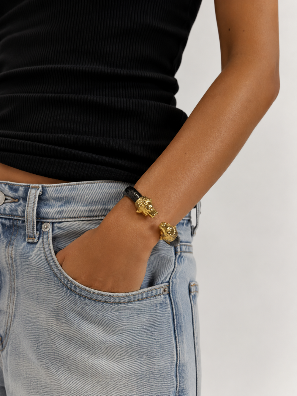 Bracelet Jonc Cuir Noir Têtes De Lion Dorées, photo 1